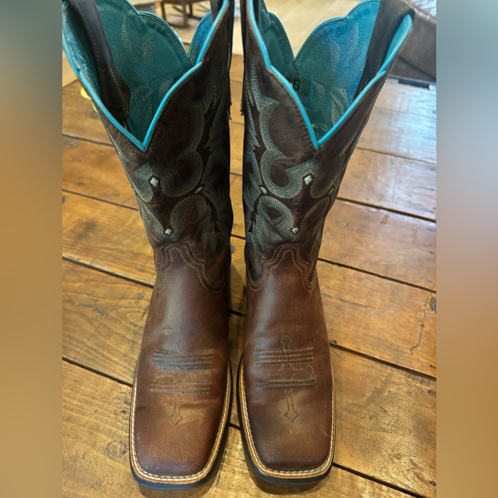 Ariat women’sboots. Size 9B. Barely worn. Very good condition.